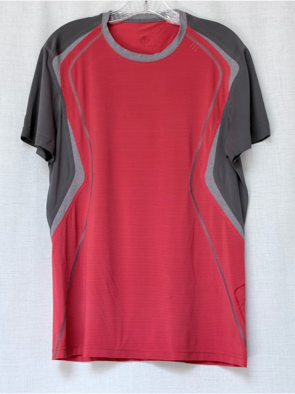 Lululemon men’s colorblock athletic short sleeve performance T-shirt.Red,gray. M